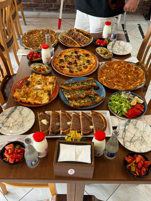Y GARİ’de pide, pizza, tahinli ve salatalarla hazırlanmış bir sofra